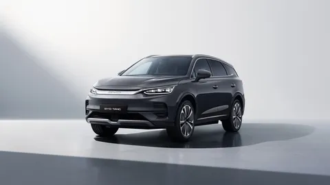 BYD Tang – vedere 3/4 din față