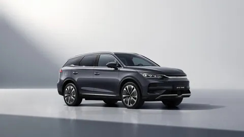 BYD Tang – vedere 3/4 din față