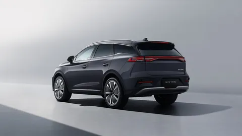 BYD Tang – vedere 3/4 din spate