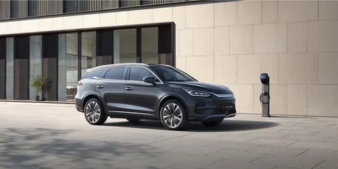 BYD Tang – vedere 3/4 din față