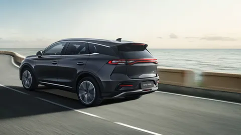 BYD Tang – vedere 3/4 din spate