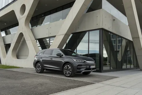 BYD Tang – vedere 3/4 din față