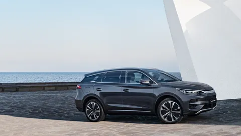 BYD Tang – vedere 3/4 din față
