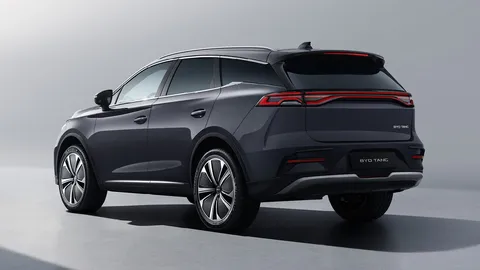 BYD Tang – vedere 3/4 din spate