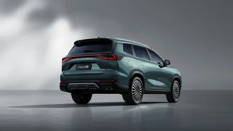 Chery Tiggo 8 – rear three-quarter view