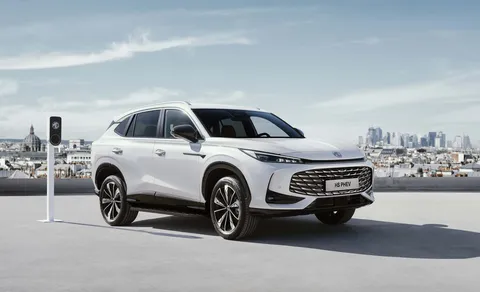 MG EHS Plug-in Hybrid – vedere 3/4 din față