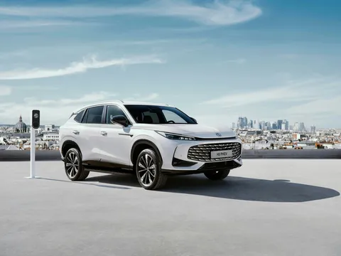 MG EHS Plug-in Hybrid – vedere 3/4 din față