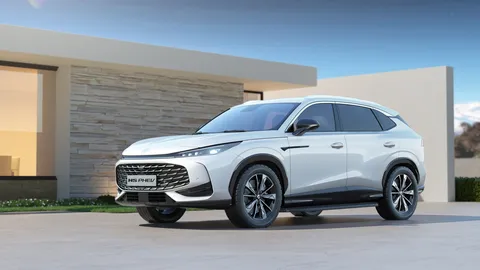 MG EHS Plug-in Hybrid – vedere 3/4 din față