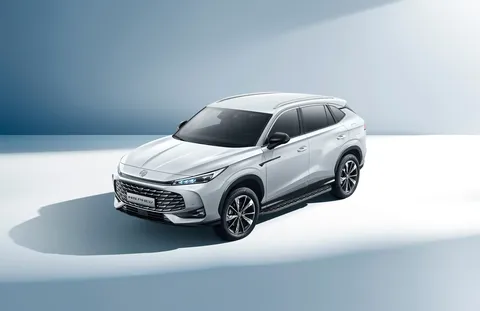 MG EHS Plug-in Hybrid – vedere 3/4 din față