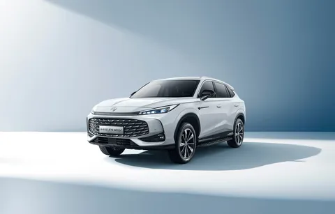 MG EHS Plug-in Hybrid – vedere 3/4 din față