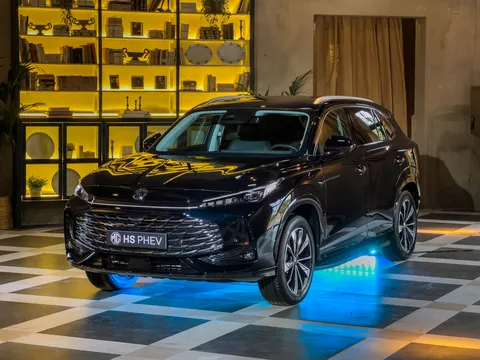 MG EHS Plug-in Hybrid – vedere 3/4 din față