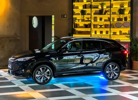 MG EHS Plug-in Hybrid – vedere 3/4 din față
