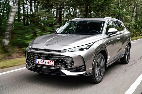 MG EHS Plug-in Hybrid – vedere 3/4 din față