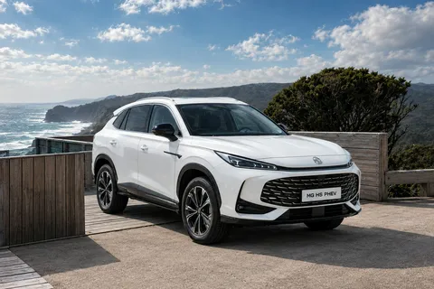 MG EHS Plug-in Hybrid – vedere 3/4 din față