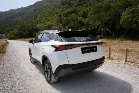Omoda 5 EV – rear three-quarter view
